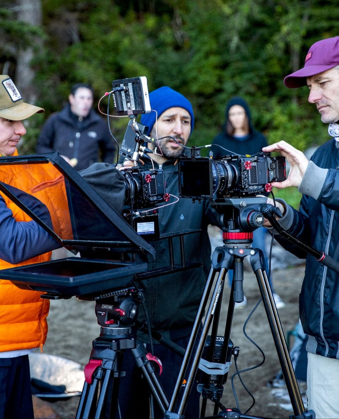Equipo de producción audiovisual profesional trabajando con cámara de cine en un rodaje de Descubre Films