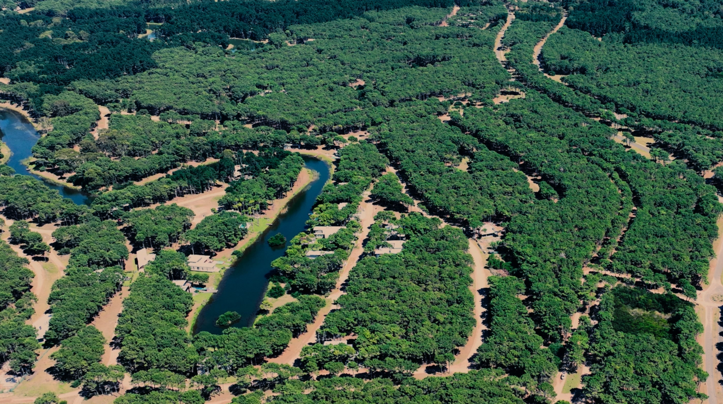 Villa Robles, desarrollo inmobiliario rodeado de bosque, lagunas y naturaleza en la costa bonaerense.