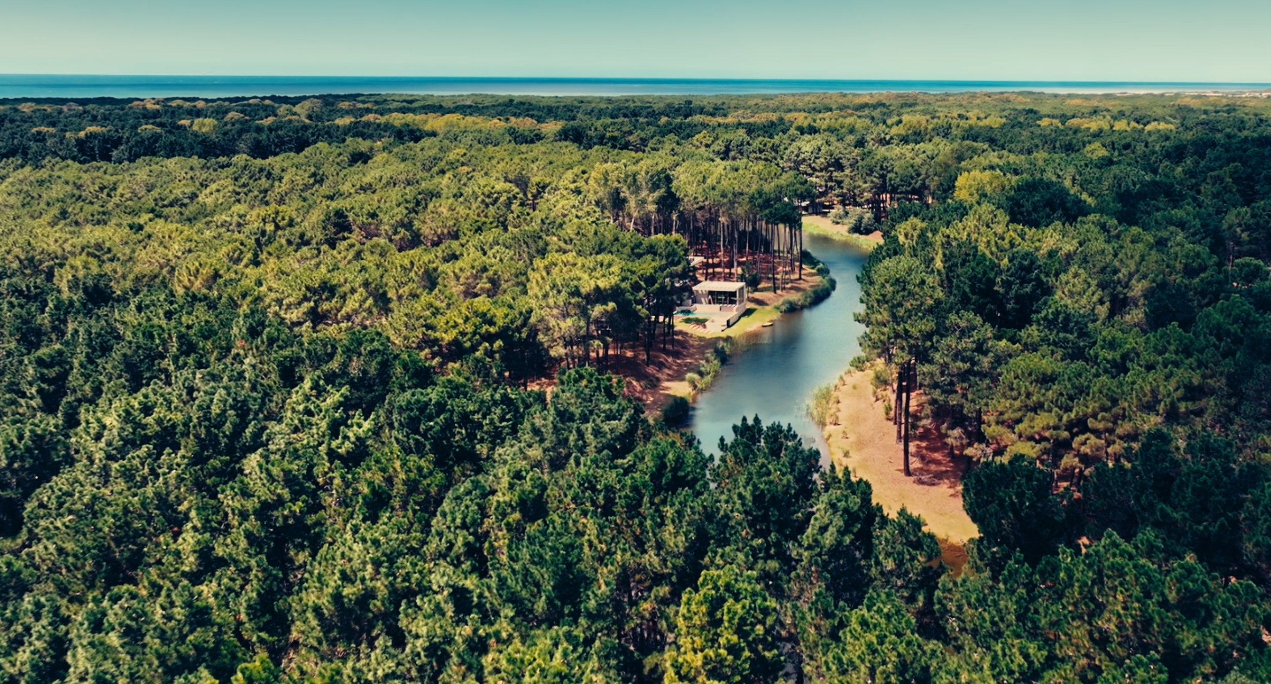 Desarrollo inmobiliario Villa Robles integrado al paisaje natural de la costa bonaerense.