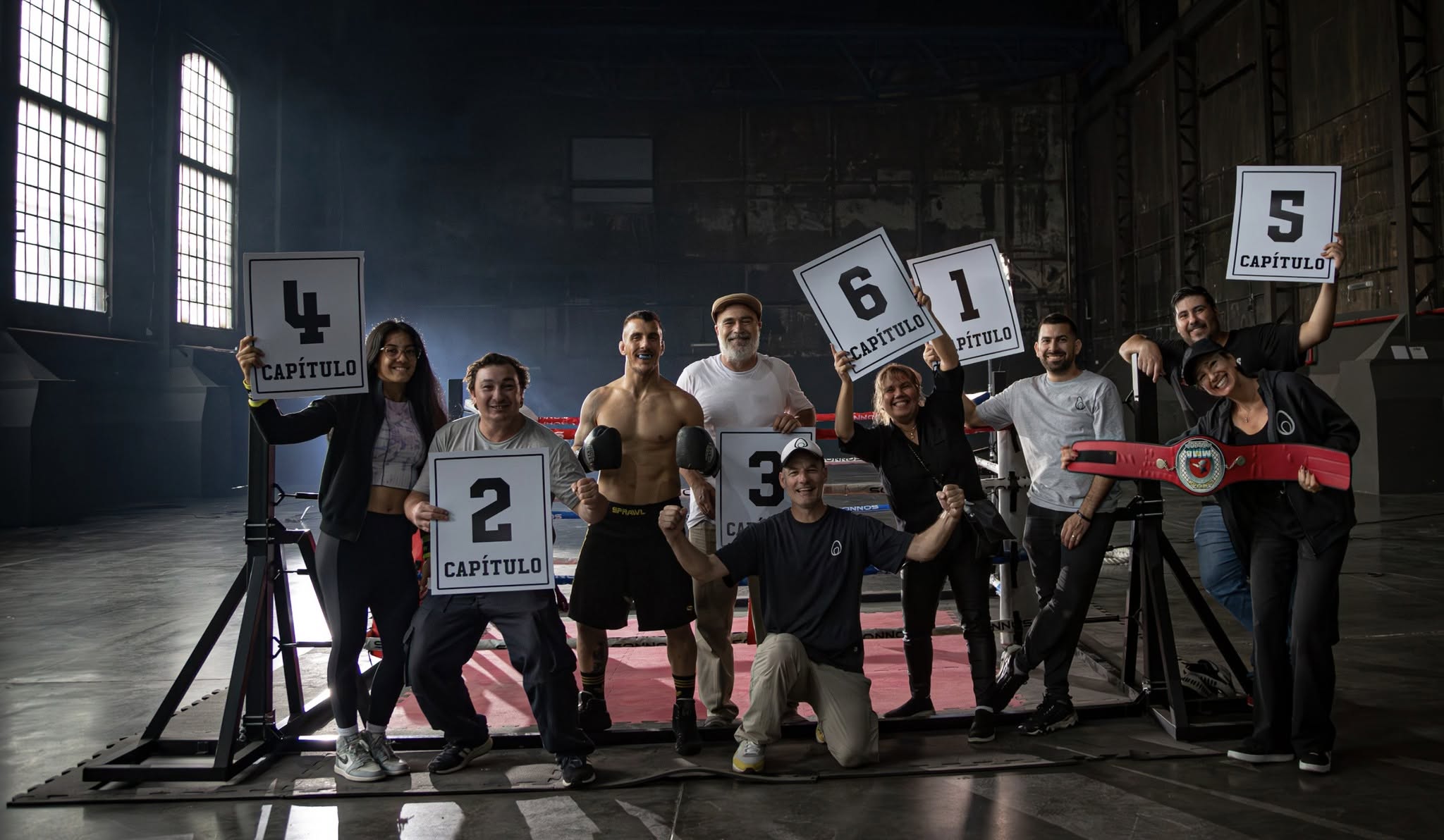 Equipo de producción audiovisual profesional trabajando con cámara de cine en un rodaje de Descubre Films