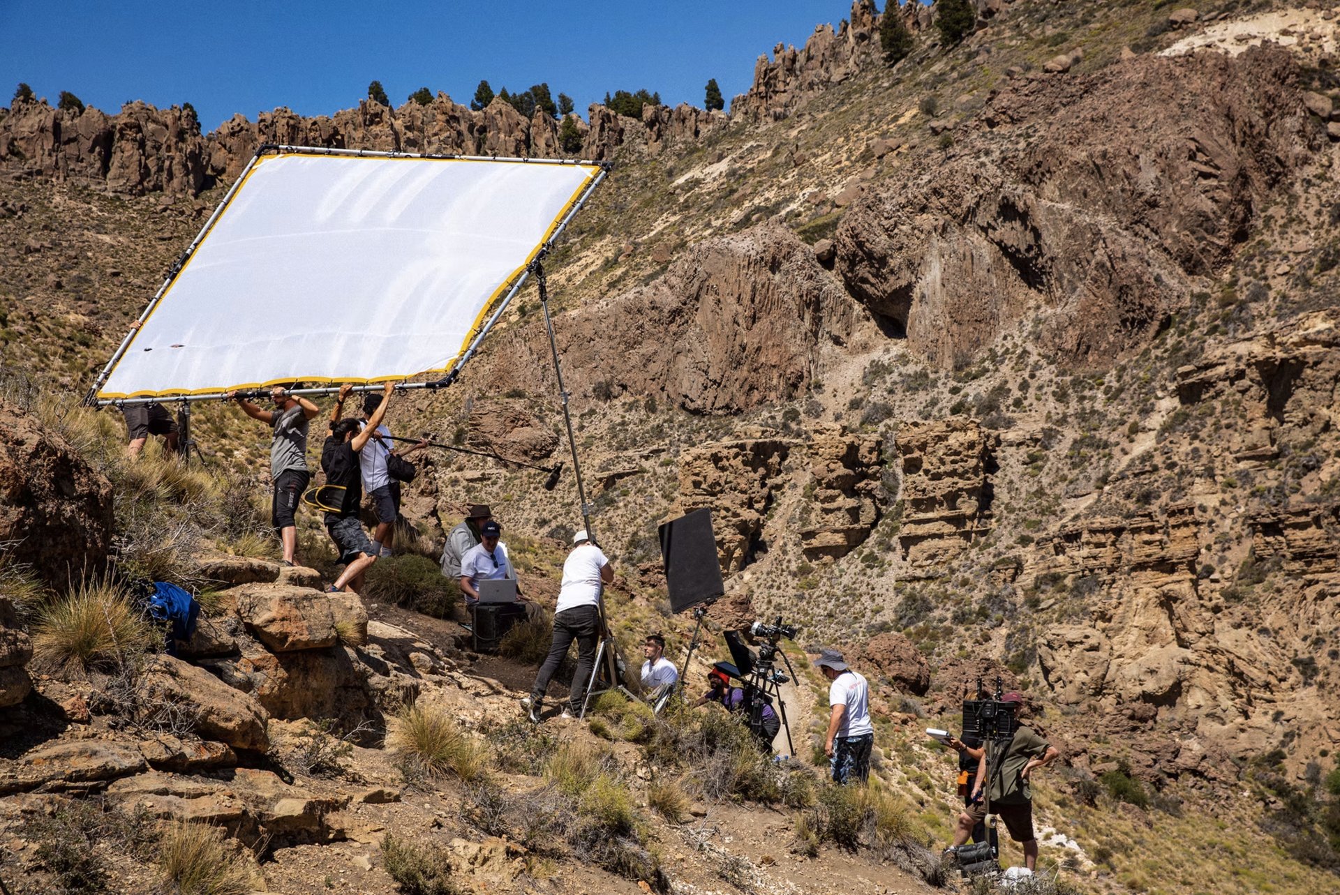Descubre Films crew working together on an outdoor shoot